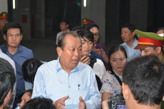 Phó Thủ tướng Trương Hòa Bình chia sẻ những mất mát của người dân tại chung cư Carina - Ảnh: VPG