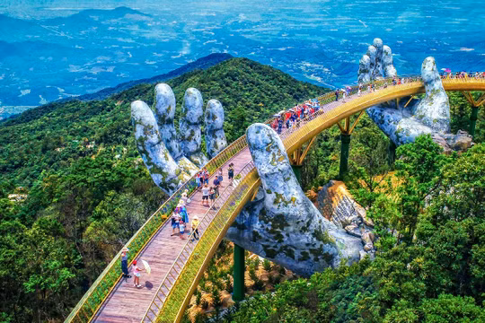 Cầu Vàng Đà Nẵng đã lọt top những cây cầu đi bộ ấn tượng nhất thế giới. 