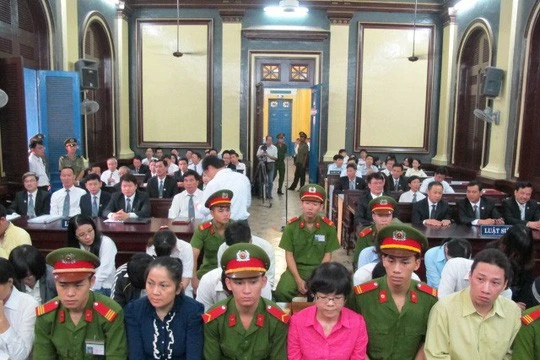 Huyền Như (áo hồng) và các đồng phạm tại phiên tòa giai đoạn 1 - Ảnh: NLĐ