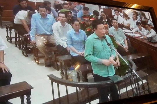 Hà Văn Thăm tại phiên xét xử sơ thẩm "đại án" OceanBank - Ảnh: XT