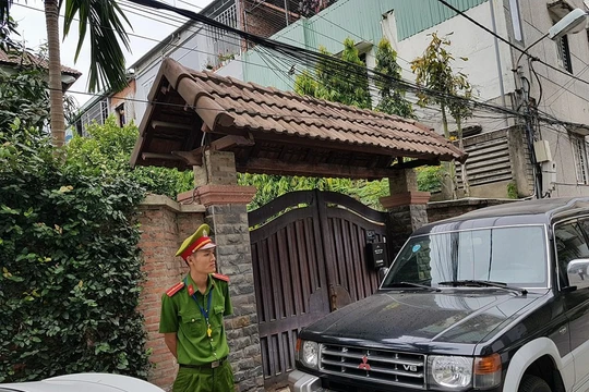 Công an mặc sắc phục, đi xe biển xanh đã có mặt trước nhà ông Trần Văn Minh sáng 18/4