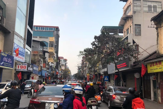 Thời tiết đẹp ở Hà Nội sẽ duy trì từ nay đến mùng 5 Tết (20/2). Sau đó, không khí lạnh tăng cường sẽ khiến nhiệt độ giảm 7 độ, kèm mưa