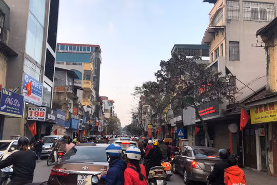 Hà Nội tắc đường ngay trong ngày mùng 1 Tết - Ảnh ghi nhận trên tuyến phố Bạch Mai