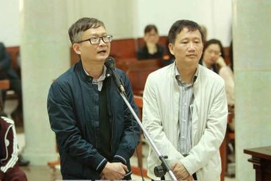 Bị cáo Đinh Mạnh Thắng và bị cáo Trịnh Xuân Thanh tại tòa. Ảnh: TTXVN