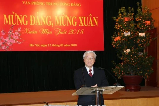 Tổng Bí thư Nguyễn Phú Trọng chúc Tết cán bộ, công chức, viên chức, người lao động Văn phòng Trung ương Đảng. Ảnh: TTXVN