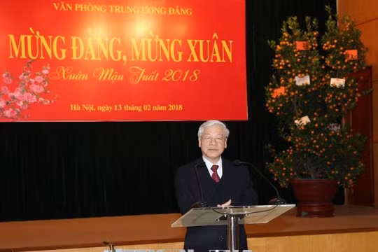 Tổng Bí thư Nguyễn Phú Trọng chúc Tết cán bộ, công chức, viên chức, người lao động Văn phòng Trung ương Đảng. Ảnh: TTXVN