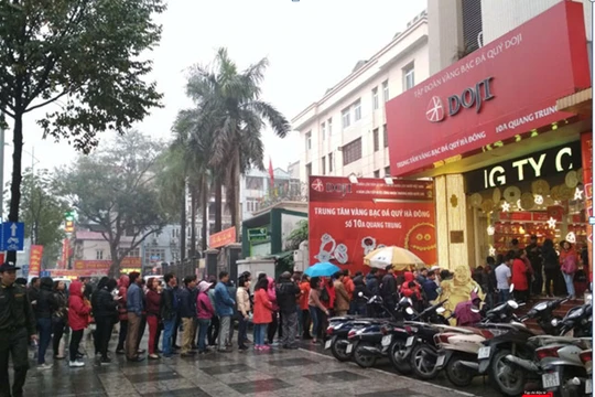 Khách hàng mua vàng ngày vía Thần tài 