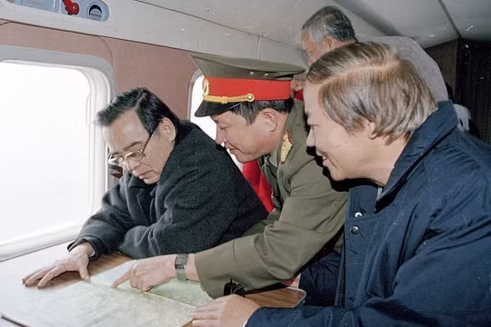 Ông Phan Văn Khải thị sát Dự án Chỉnh trị Sông Hồng, khu vực Hà Nội năm 2001 - Ảnh: TTXVN