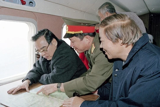 Ông Phan Văn Khải thị sát Dự án Chỉnh trị Sông Hồng, khu vực Hà Nội năm 2001 - Ảnh: TTXVN