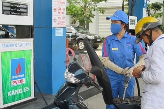Sau khi tất cả các DN ngừng bán xăng RON 92 từ 1/1/2018, Bộ Công thương khẳng định người dùng xăng E5 tăng rất nhanh - Ảnh: MOIT