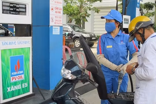 Sau khi tất cả các DN ngừng bán xăng RON 92 từ 1/1/2018, Bộ Công thương khẳng định người dùng xăng E5 tăng rất nhanh - Ảnh: MOIT