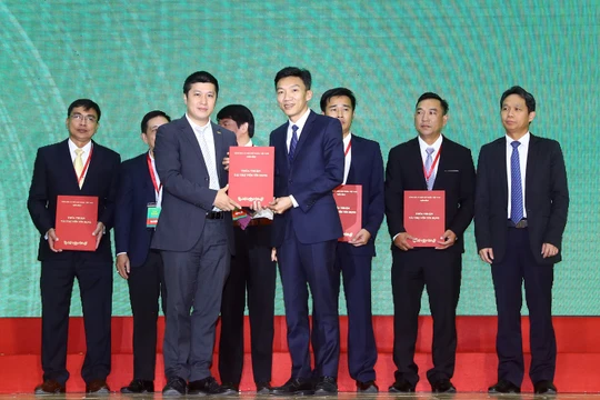 Ông Trần Nhật Nam - P.TGĐ SHB (bên trái) trao thỏa thuận tài trợ tín dụng với hạn mức 770 tỷ đồng cho ông Nguyễn Chánh Trung – Chủ tịch kiêm CEO CTCP Gạo Hạnh Phúc để triển khai đầu tư xây dựng nhà máy chế biến gạo tại xã Lương An Trà, Tri Tôn, An Giang.