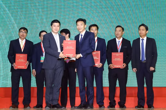 Ông Trần Nhật Nam - P.TGĐ SHB (bên trái) trao thỏa thuận tài trợ tín dụng với hạn mức 770 tỷ đồng cho ông Nguyễn Chánh Trung – Chủ tịch kiêm CEO CTCP Gạo Hạnh Phúc để triển khai đầu tư xây dựng nhà máy chế biến gạo tại xã Lương An Trà, Tri Tôn, An Giang.