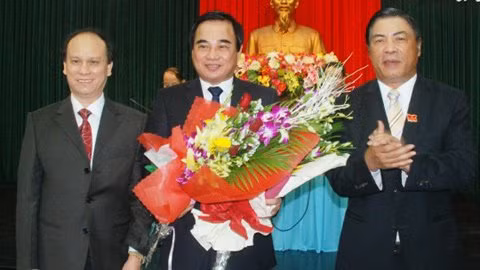 Ông Trần Văn Minh và ông Văn Hữu Chiến ((1) và (2) từ trái qua) - Ảnh: Báo Đà Nẵng