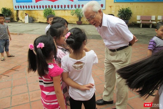 Giáo sư Hồ Ngọc Đại và các học trò.