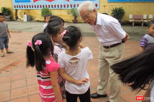 Giáo sư Hồ Ngọc Đại và các học trò.