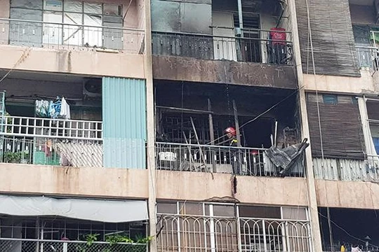 Lực lượng chức năng đang tiếp cận hiện trường ứng cứ người dân bị mắc kẹt trong đám cháy.