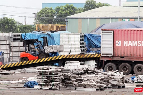 Kho nhôm trong cảng cảng PTSC Phú Mỹ đang được dịch chuyển đi địa điểm khác. Đích đến là trụ sở công ty Nhôm Toàn cầu ở Khu công nghiệp Mỹ Xuân B1 – Conac. 
