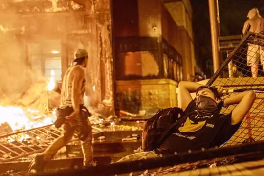 Các cuộc biểu tình đi kèm với bạo loạn, đốt phá và cướp bóc diễn ra tại nhiều thành phố ở Mỹ trong suốt hai tuần qua. Ảnh: Table Mag