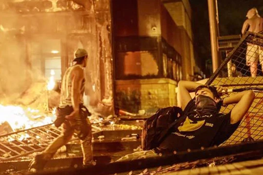 Các cuộc biểu tình đi kèm với bạo loạn, đốt phá và cướp bóc diễn ra tại nhiều thành phố ở Mỹ trong suốt hai tuần qua. Ảnh: Table Mag