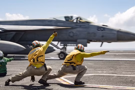 Tiêm kích F/A-18E Super Hornet chuẩn bị cất cánh từ boong tàu sân bay Ronald Reagan (Ảnh: US Navy)