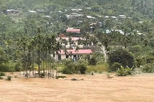 Bắc Trà My, tỉnh Quảng Nam cuối tháng 10/2021, lũ đang lên nhanh ở các huyện miền núi của tỉnh này. Trong ảnh là một trường học vừa được xây dựng lại sau những cơn lũ khủng khiếp năm 2020. Ảnh CTV.