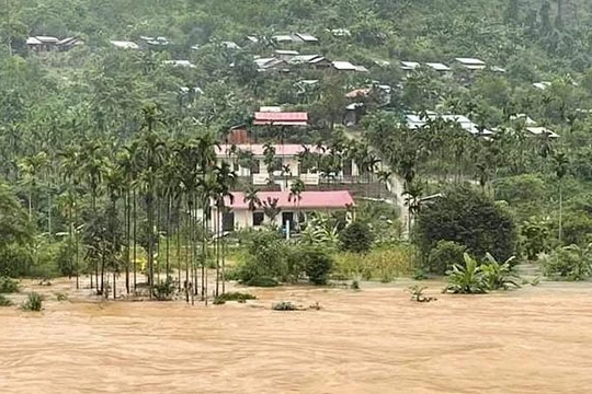 Bắc Trà My, tỉnh Quảng Nam cuối tháng 10/2021, lũ đang lên nhanh ở các huyện miền núi của tỉnh này. Trong ảnh là một trường học vừa được xây dựng lại sau những cơn lũ khủng khiếp năm 2020. Ảnh CTV.