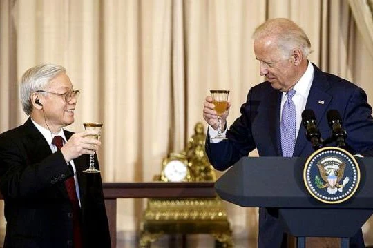 Ông Joe Biden, khi đó là Phó Tổng thống, nâng ly chúc mừng Tổng Bí thư Nguyễn Phú Trọng trong buổi tiệc chào mừng chuyến thăm lịch sử của ông Trọng tháng 7 năm 2015. Ảnh: Reuters.