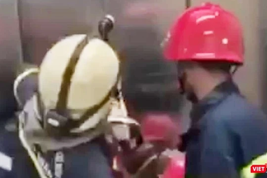 Lực lượng cứu hộ phải phá cửa thang máy giải cứu thành công 21 khách mắc kẹt lúc rạng sáng 5/6.