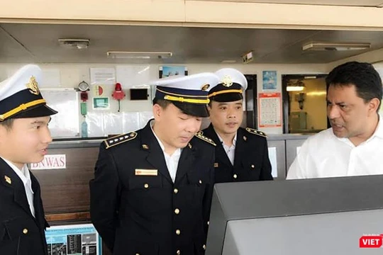  TS. Nguyễn Lương Tâm (đứng giữa) đang kiểm tra công tác phòng dịch tại cảng Vũng Áng (Hà Tĩnh).