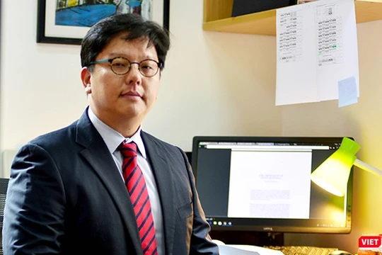 Tiến sĩ Bae Yooil (giảng viên Trường đại học Fulbight Việt Nam ở Quận 7, TP.HCM) nói chuyện với VietTimes.