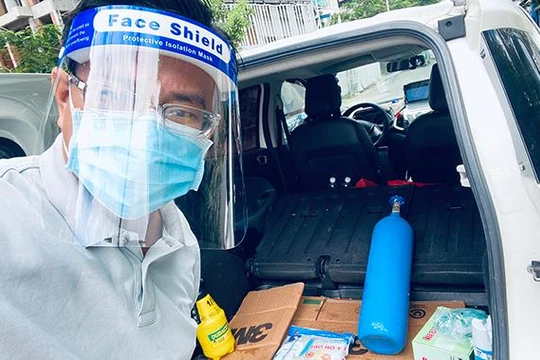 Anh Bùi Văn Nghĩa cùng chiếc xe luôn chứa sẵn bình oxy đã rong ruổi "mang oxy đến với F0" nhiều tháng nay ở TP.HCM.
