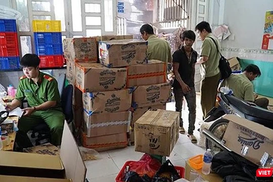 Lực lượng công an đang kiểm đếm số lượng vật chứng bị bắt giữ.