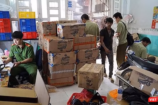 Lực lượng công an đang kiểm đếm số lượng vật chứng bị bắt giữ.