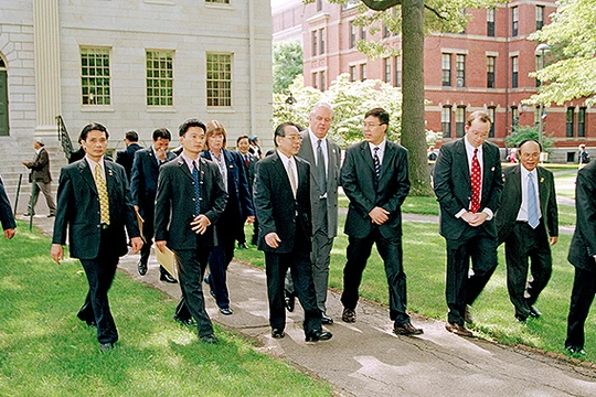 Thủ tướng Phan Văn Khải thăm Đại học Harvard nhân chuyến công du lịch sử đến Hoa Kỳ năm 2005. Đi bên trái Thủ tướng Phan Văn Khải là ông Thomas Vallely, Giám đốc Chương trình Việt Nam tại Harvard, ông Nguyễn Xuân Thành và Ben Wilkinson (cà vạt đỏ)