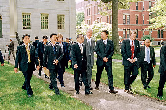 Thủ tướng Phan Văn Khải thăm Đại học Harvard nhân chuyến công du lịch sử đến Hoa Kỳ năm 2005. Đi bên trái Thủ tướng Phan Văn Khải là ông Thomas Vallely, Giám đốc Chương trình Việt Nam tại Harvard, ông Nguyễn Xuân Thành và Ben Wilkinson (cà vạt đỏ)