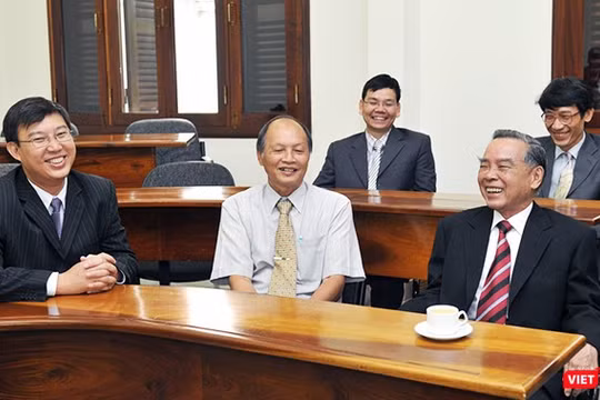 Cố Thủ tướng Phan Văn Khải trong một lần đến thăm các giảng viên của Chương trình Giảng dạy Kinh tế Fulbright. Ông là người đã khuyên Thomas Vallely nên mở Trường Fulbright ở TP.HCM và cũng là một nhà lãnh đạo đã ủng hộ hết mình cho Trường