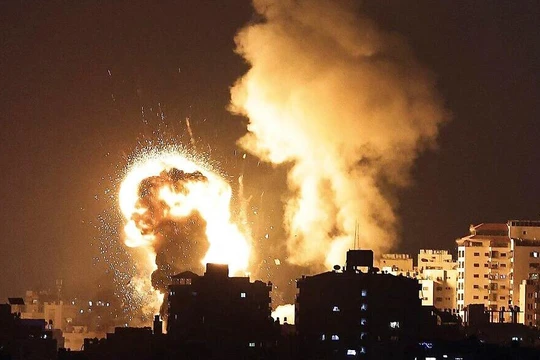 Israel pháo kích vào dải Gaza để trả đũa Hamas bắn rocket vào lãnh thổ nước này ngày 12/5/2021. Ảnh: AFP