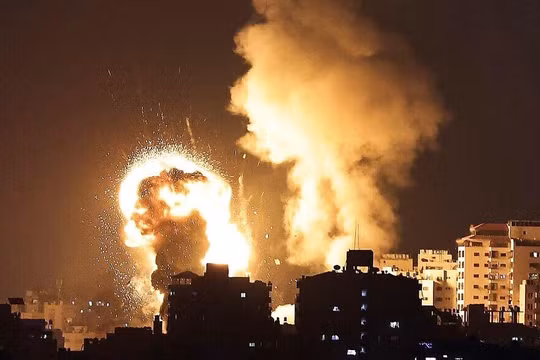 Israel pháo kích vào dải Gaza để trả đũa Hamas bắn rocket vào lãnh thổ nước này ngày 12/5/2021. Ảnh: AFP