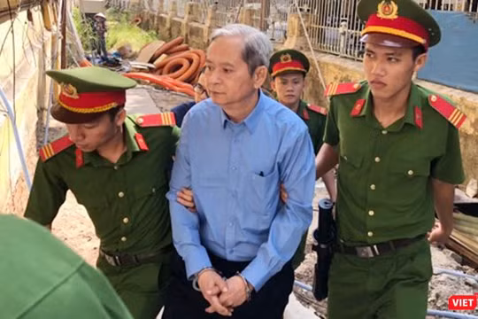 Ông Nguyễn Hữu Tín được dẫn giải rời tòa về trại giam sau khi bị tuyên phạt 7 năm tù giam. Ảnh:GVT.