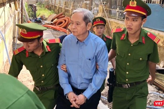 Ông Nguyễn Hữu Tín được dẫn giải rời tòa về trại giam sau khi bị tuyên phạt 7 năm tù giam. Ảnh:GVT.