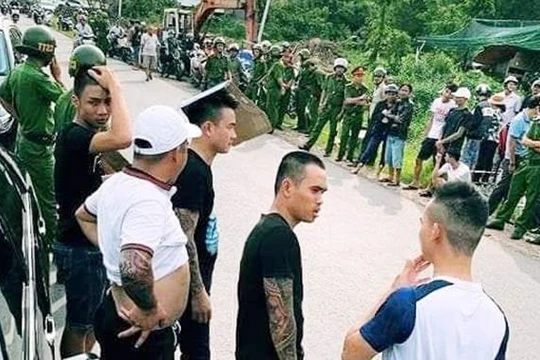 Nhóm đối tượng liều lĩnh vây, chặn xe chở công an Đồng Nai trên đường, chỉ vì một va chạm nhỏ trong nhà hàng trước đó