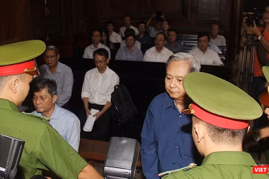 Các bị cáo Nguyễn Hữu Tín và Đào Anh Kiệt trong vòng vây của cảnh sát bảo vệ tại tòa. Ảnh: GVT.