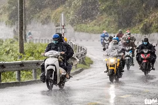 Ít nhất 1,3 triệu lao động đã “hồi hương” trong và sau làn sóng Covid-19 lần thứ tư (Ảnh: Tuổi trẻ)