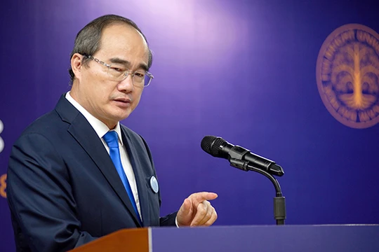 "Một ngày sau, cha tôi nói: Được rồi, con hãy đến Mỹ và cho cha biết con học được những gì", ông Nguyễn Thiện Nhân kể lại. (Ảnh: Lê Anh Tuấn)