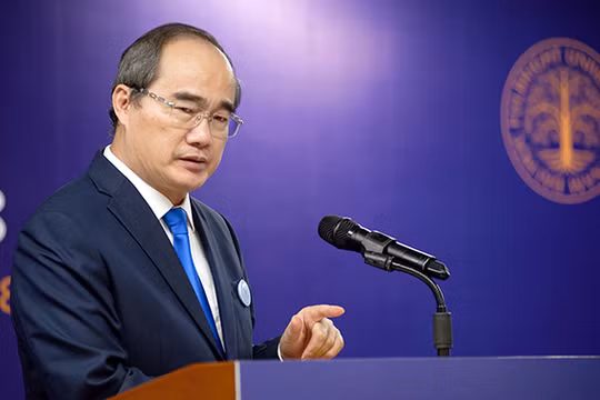 "Một ngày sau, cha tôi nói: Được rồi, con hãy đến Mỹ và cho cha biết con học được những gì", ông Nguyễn Thiện Nhân kể lại. (Ảnh: Lê Anh Tuấn)