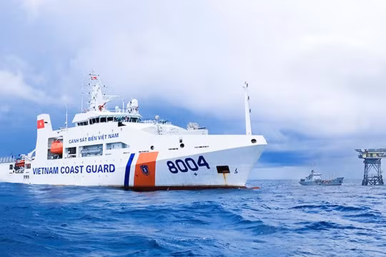 Để bảo vệ chủ quyền, Nhà nước đã đầu tư nâng cao tiềm lực quốc phòng, tăng cường khả năng sẵn sàng chiến đấu của các lực lượng trực tiếp bảo vệ chủ quyền biển, đảo (Ảnh: CSBVN)