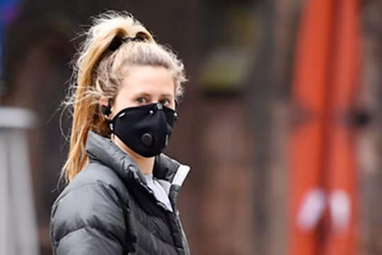  Người đeo khẩu trang che nửa khuôn mặt. Ảnh: WSJ.