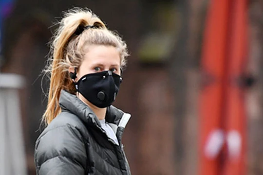  Người đeo khẩu trang che nửa khuôn mặt. Ảnh: WSJ.