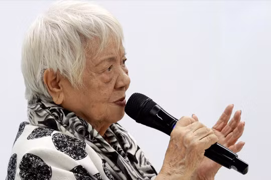 Đạo diễn Nguyễn Thị Xuân Phượng đang kể lại những ngày không thể quên ở tuyến lửa Vĩnh Linh, Quảng Trị. Ảnh: BT